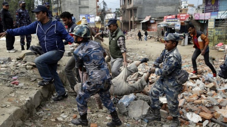 Νεπάλ: Με γυμνά χέρια ψάχνουν στα ερείπια