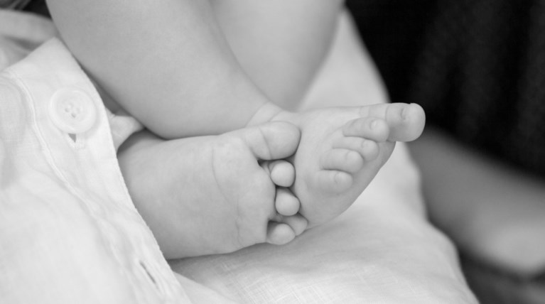 Γέννησε στο γραφείο κι έκρυψε το μωρό της στο συρτάρι!