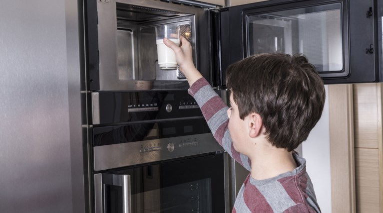 Κίνδυνος! Δώδεκα τροφές που δεν πρέπει να μπουν σε φούρνο μικροκυμάτων