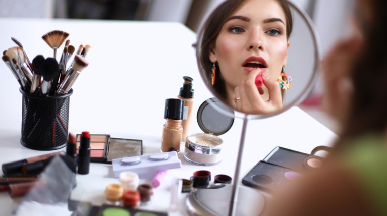 Infographic: Ποια είναι η «διάρκεια ζωής» των προϊόντων ομορφιάς