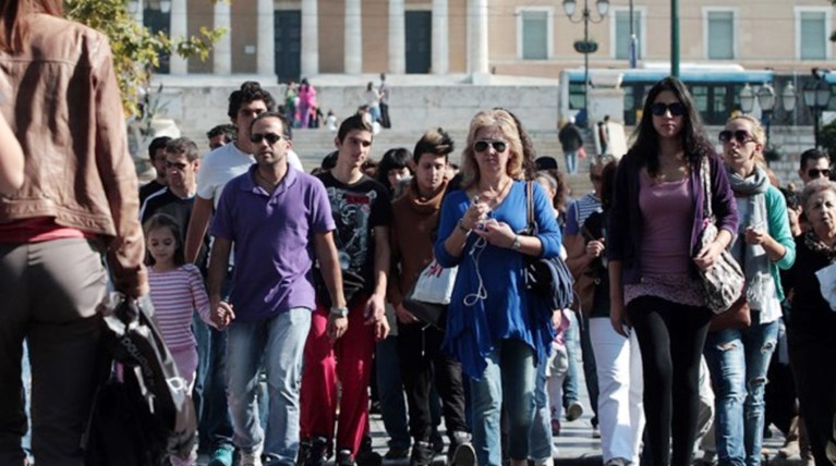 Αγωνία για χρεοκοπία, παραμονή στο ευρώ ακόμη και με μνημονιακά μέτρα