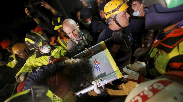 Νεπάλ: Ανδρας 101 ετών ανασύρθηκε ζωντανός από τα ερείπια