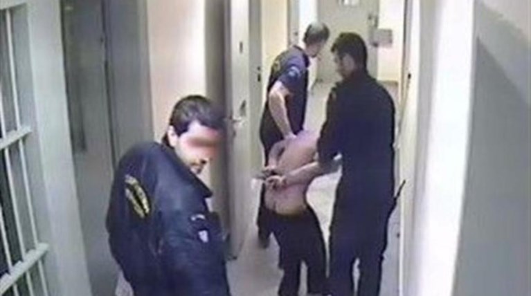 Στο εδώλιο 13 δεσμοφύλακες για τον θάνατο του Ι. Καρέλι