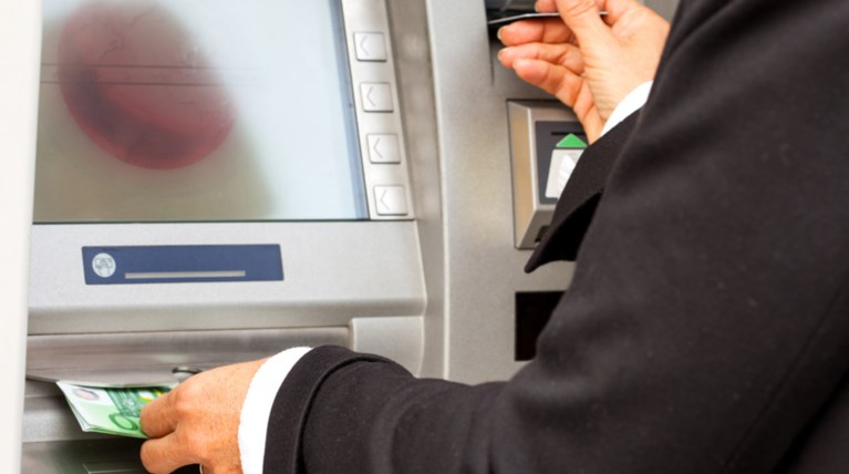 Σενάρια για φόρο στις αναλήψεις από τις τράπεζες