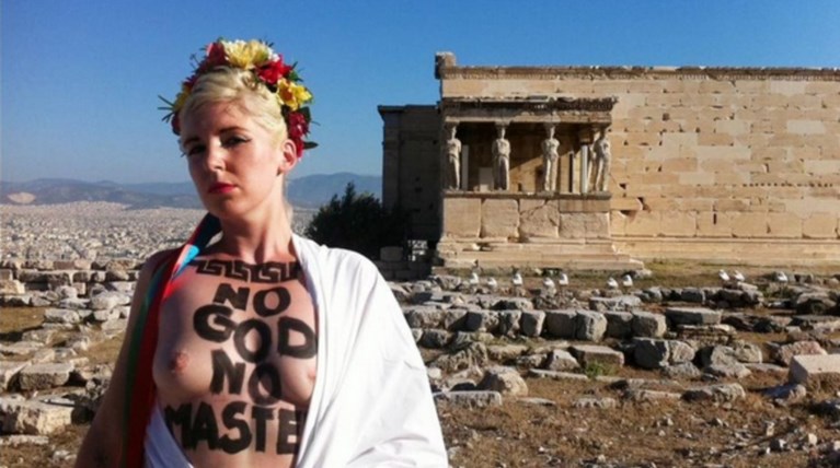 Γυμνόστηθη FEMEN ανέβηκε στην Ακρόπολη