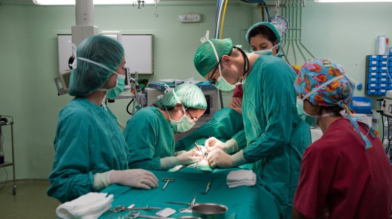 Σοκ: Γιατρός ξέχασε το κινητό στην κοιλιά γυναίκας μετά την καισαρική