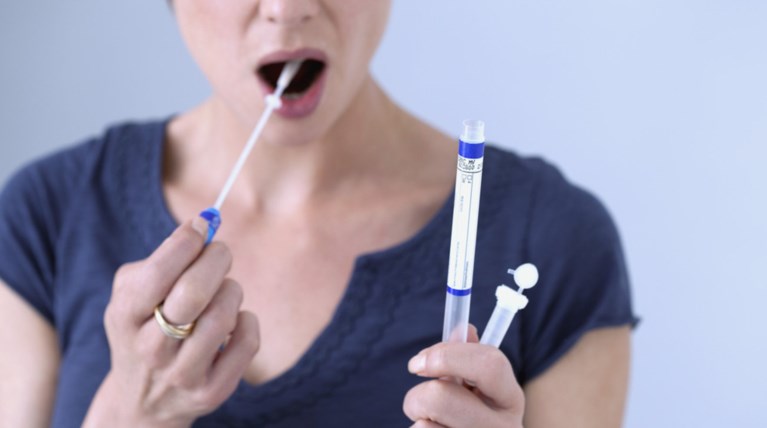 Ελληνες έφτιαξαν τεστ σάλιου για διάγνωση Πάρκινσον και Αλτσχάιμερ