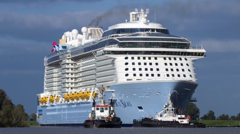 Δείτε την πλωτή... πόλη που «άραξε» στο Λιμάνι του Πειραιά