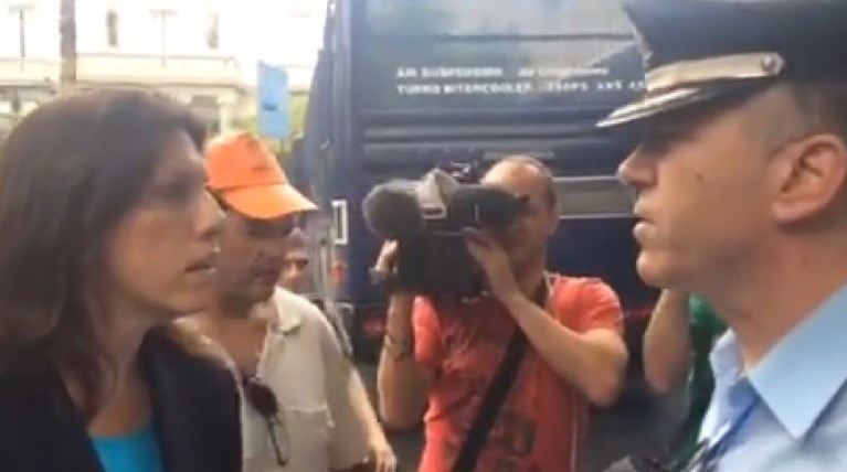 Έντονη διαμαρτυρία της Ζωής στα ΜΑΤ