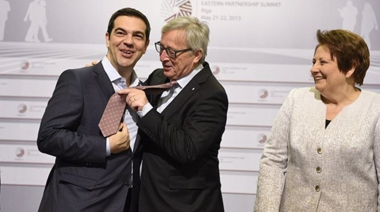 Σε άλλο κλίμα ο Γιούνκερ με τον Τσίπρα και το δείχνει!