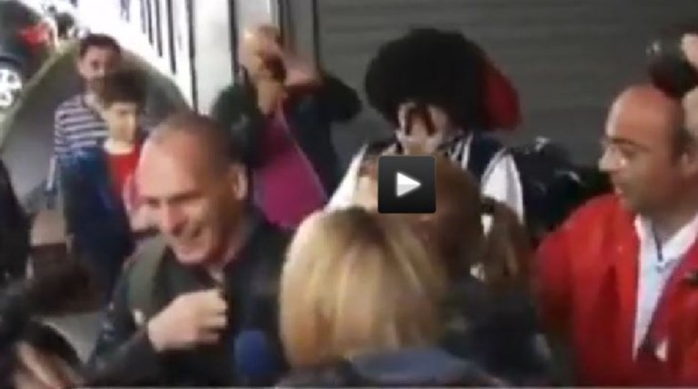 Ελληνοφρένεια: Ο τσολιάς μαζί με τον Βαρουφάκη