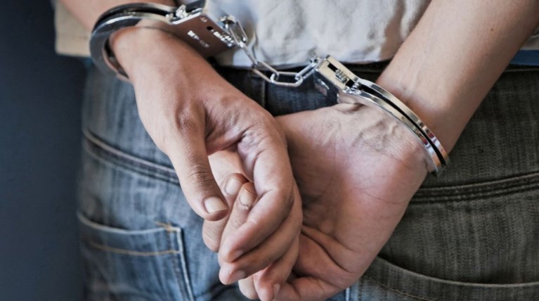 Χειροπέδες σε 30χρονο για μόλυνση του περιβάλλοντος