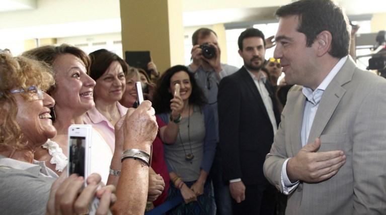 Μάχη για μια selfie με τον Τσίπρα στο Υπουργείο Παιδείας