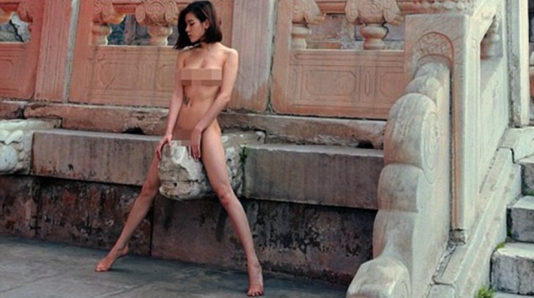 Σκάνδαλο: Γυμνή φωτογράφηση σε ιστορικά μνημεία στο Πεκίνο