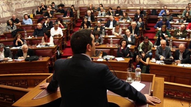 Ο Τσίπρας ψάχνει λύση, οι βουλευτές θέλουν αυξήσεις