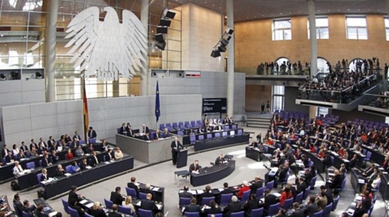 Τα γερμανικά «γεράκια» πιέζουν τη Μέρκελ για την Ελλάδα