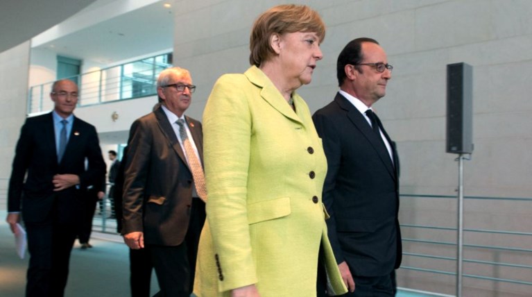 Στον αέρα η τριμερής, νέο χτύπημα από την Κομισιόν