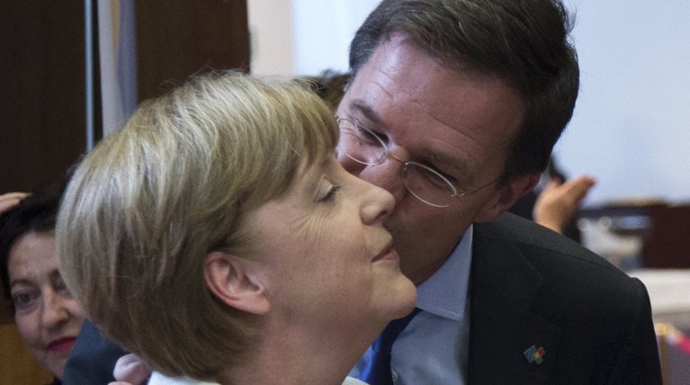 Ασπασμός στη γυναικεία φιλαρέσκεια της Μέρκελ από τον Ολλανδό πρωθυπουργό