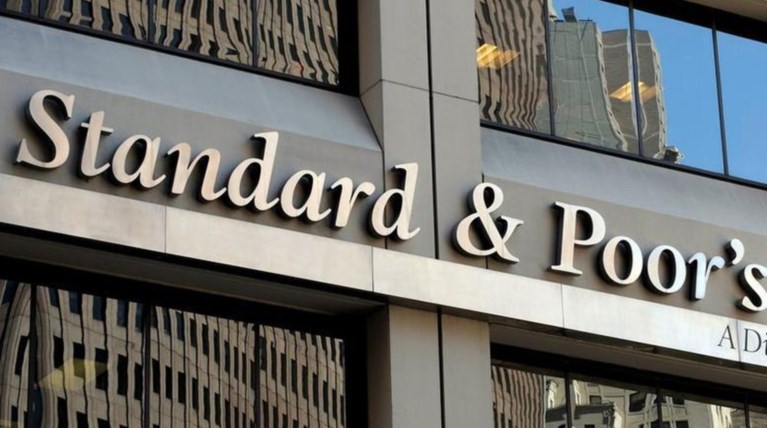 S&P: Υποβάθμισε την Ελλάδα λόγω μη πληρωμής του ΔΝΤ