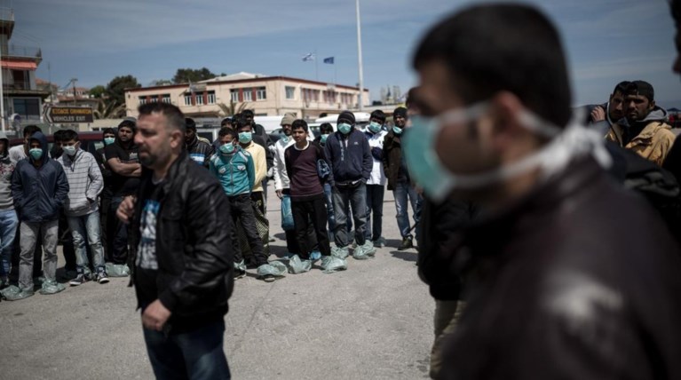 Στο λιμάνι του Πειραιά 2000 μετανάστες από τη Μυτιλήνη