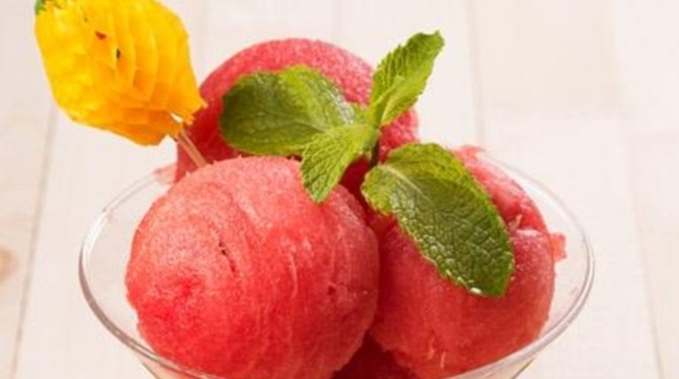 Δροσιστείτε φτιάχοντας μόνοι σας γρανίτα καρπούζι με τσάι!