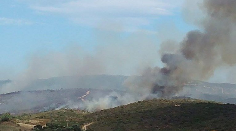 Μαίνεται η πυρκαγιά στη Χαλκιδική, απειλεί ξενοδοχείο