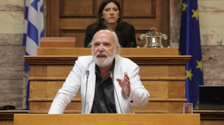 Με τις κάλτσες κυκλοφορούσε στη Βουλή ο Ερίκ Τουσέν! (φωτό)