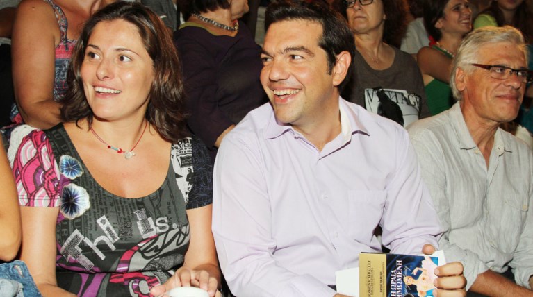 The Times: Αν υποχωρήσει ο Τσίπρας, τον χωρίζει η Μπέτυ