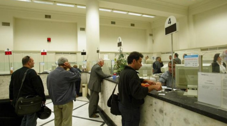 Αγωνία στις τράπεζες για τις εκροές καταθέσεων