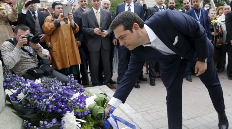 Λουλούδια  στο μνημείο του Ι.Καποδίστρια από τον Τσίπρα στην Αγ.Πετρούπολη
