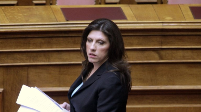 Ζωή κατά διαδηλωτών, δημοσιογράφων  και Στουρνάρα