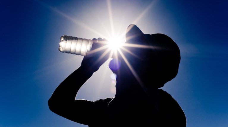 Κίνδυνος: Πίνουμε νερό από μπουκάλι που έχει μείνει ώρες στον ήλιο;