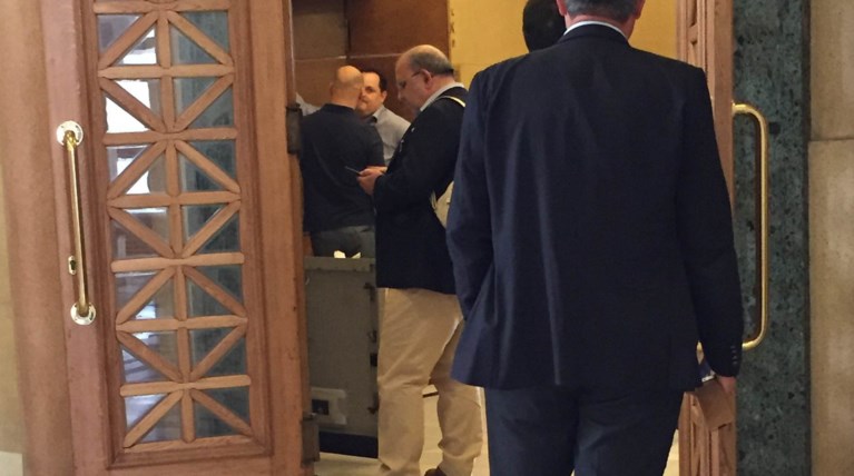 Γέμισαν πάλι τα ATM της Βουλής και άδειασαν τα έδρανα από βουλευτές