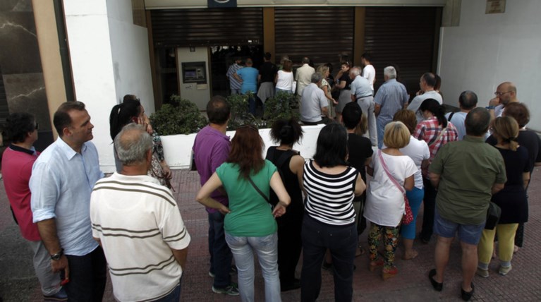 Χάος στις ουρές, άρχισαν να δίνουν 60 ευρώ τα ΑΤΜ