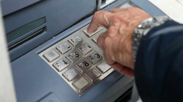 Λήστεψαν 79χρονη μετά από ανάληψη 80.000 ευρώ