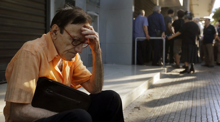 Το δράμα των συνταξιούχων μπροστά στα άδεια ATM