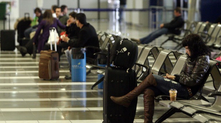 Το απόλυτο χάος! Ξεκρέμαστοι οι Ελληνες που βρίσκονται στο εξωτερικό