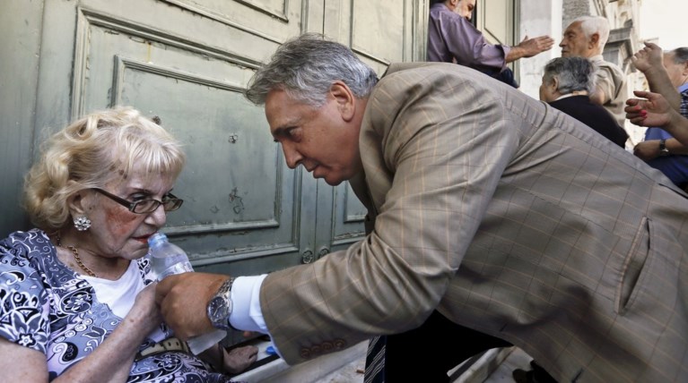 Τραπεζίτης στους Times: Τα λεφτά στις τράπεζες τελειώνουν σε 80 ώρες