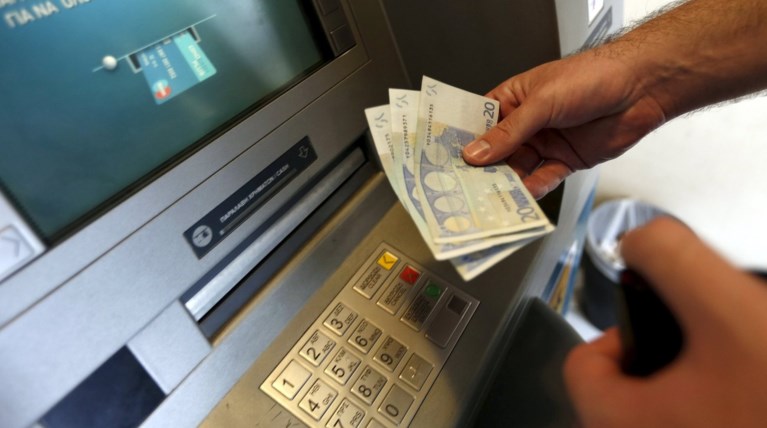 FT: Κούρεμα  30% στις καταθέσεις πάνω από 8000 ευρώ