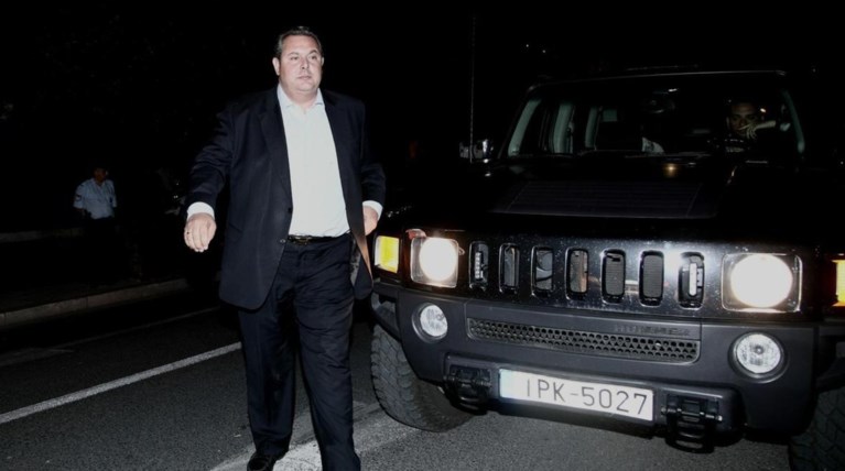 Με τζιπ Hummer ο Καμμένος στο Μαξίμου