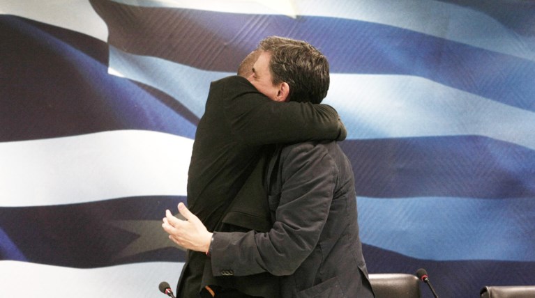 O Βαρουφάκης παραδίδει στον τρακαρισμένο Τσακαλώτο