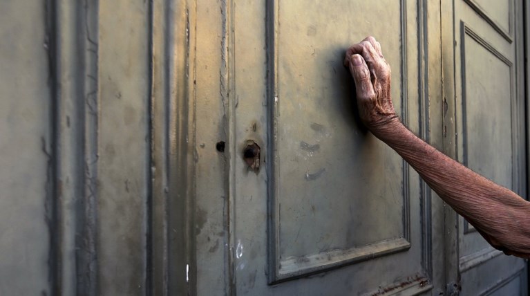 Η φωτογραφία του συνταξιούχου που συγκλονίζει