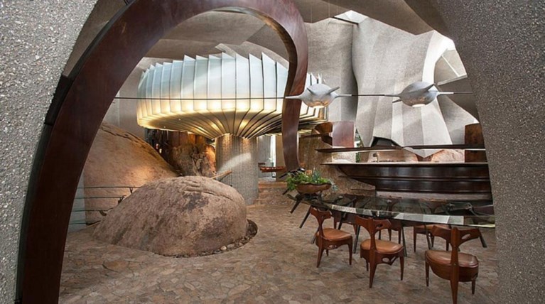 Μέσα στην έρημο βρίσκεται η πιο cool πολυτελής έπαυλη