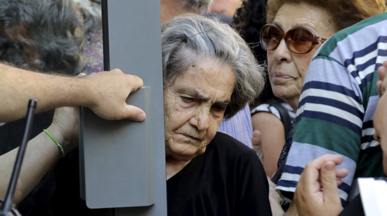 Θλιβερές εικόνες. Ποδοπατούνται για 120 ευρώ