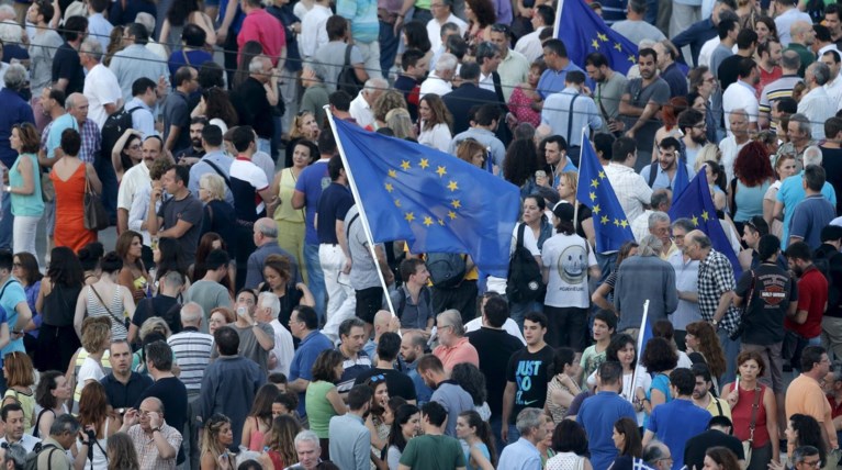 Χιλιάδες πολίτες στο Σύνταγμα για το «Μένουμε Ευρώπη»