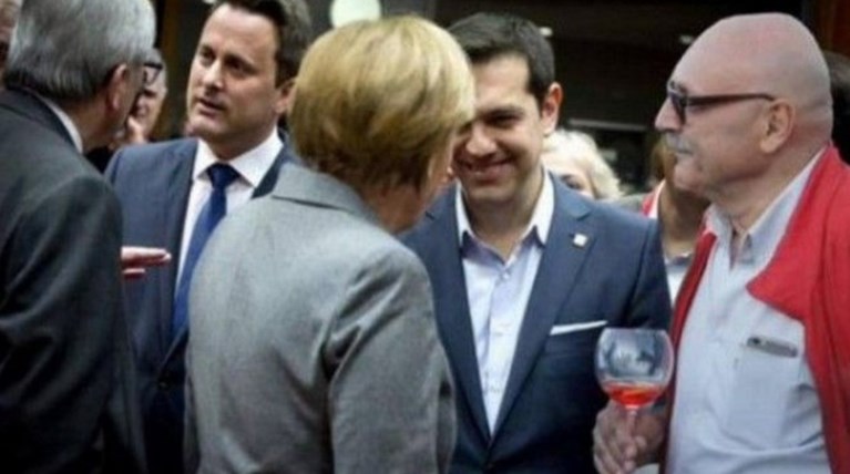 Αυτός είναι ο διαδηλωτής με το... κολονάτο ποτήρι