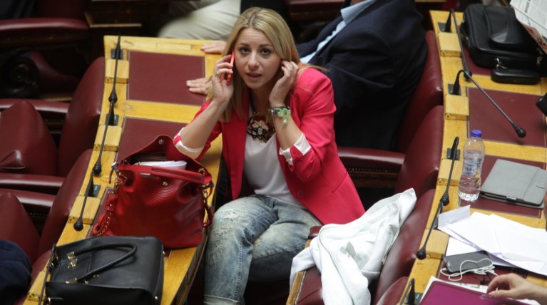 Δάκρυσε 33χρονη βουλευτής του Σύριζα: Πώς θα σηκώσω το ηθικό βάρος;