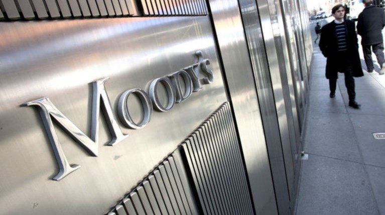 Moody's: Λεφτά τέλος στις τράπεζες την Κυριακή