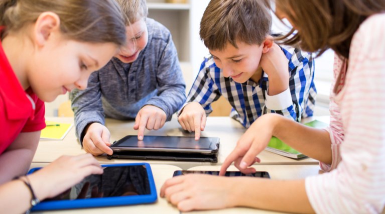 SOS: Το πολύ 1,5 ώρα τη μέρα στο διαδίκτυο τα παιδιά