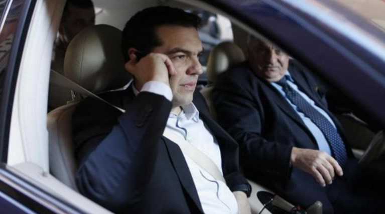 Επικοινωνία Τσίπρα με πολιτικούς αρχηγούς για νομοσχέδια εξπρές